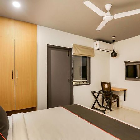 Super Collection O Le Noida Hotel Near Sector 76 Metro Station Bagian luar foto