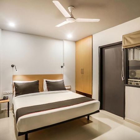 Super Collection O Le Noida Hotel Near Sector 76 Metro Station Bagian luar foto