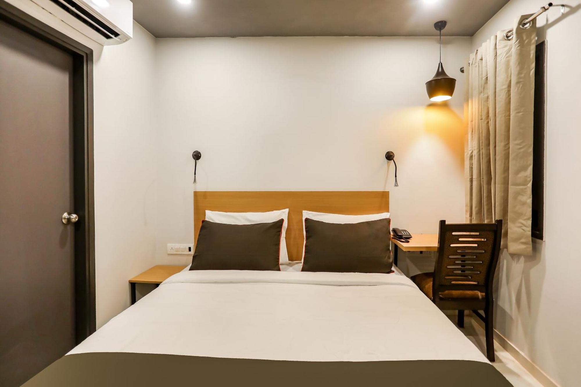 Super Collection O Le Noida Hotel Near Sector 76 Metro Station Bagian luar foto