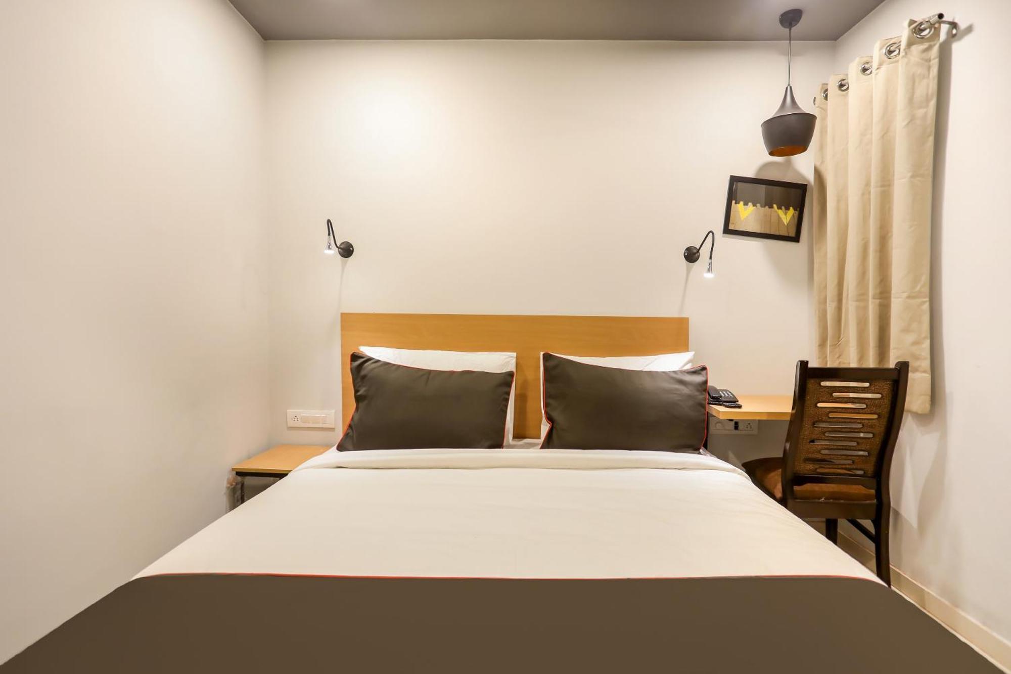 Super Collection O Le Noida Hotel Near Sector 76 Metro Station Bagian luar foto