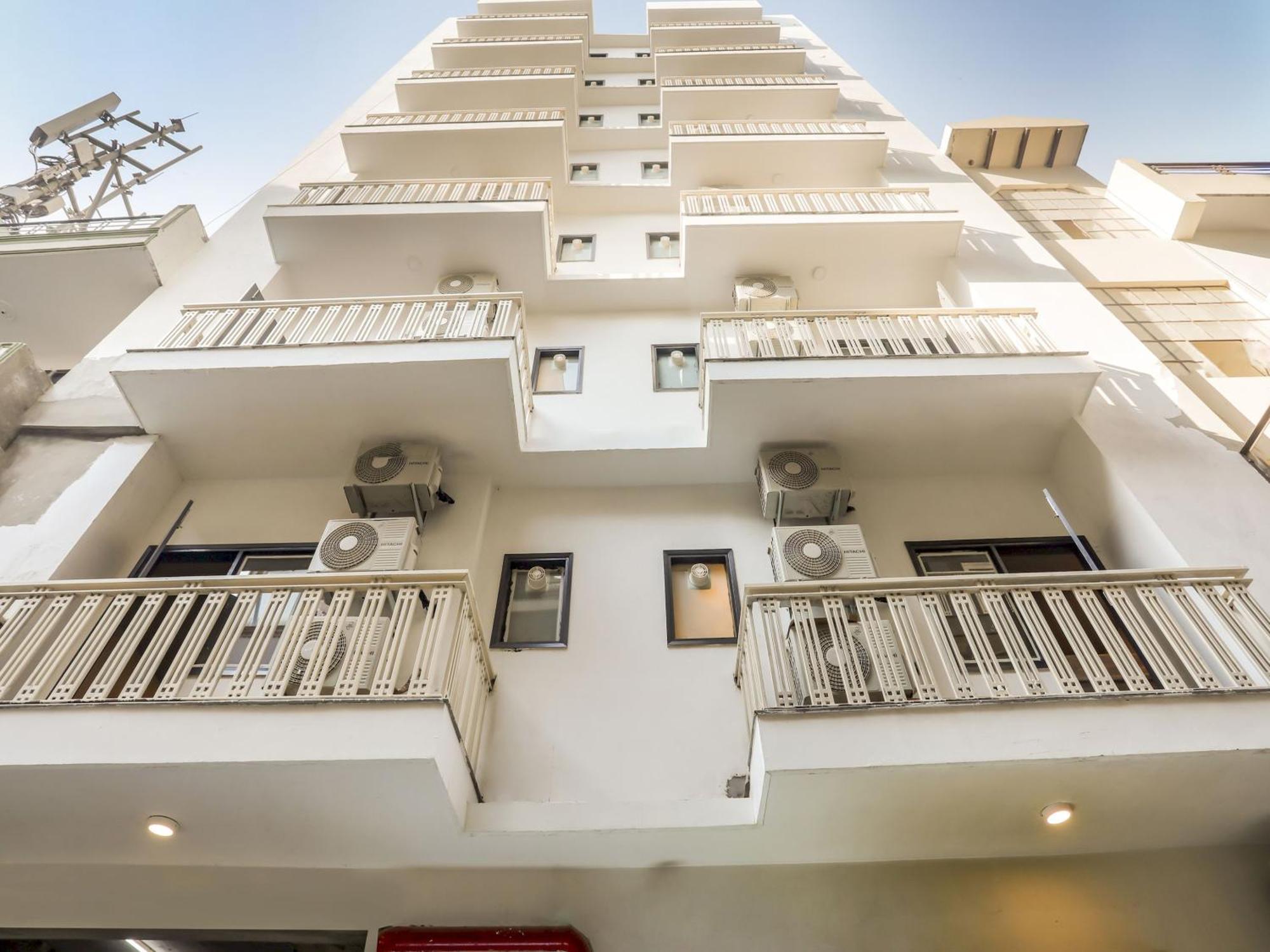 Super Collection O Le Noida Hotel Near Sector 76 Metro Station Bagian luar foto