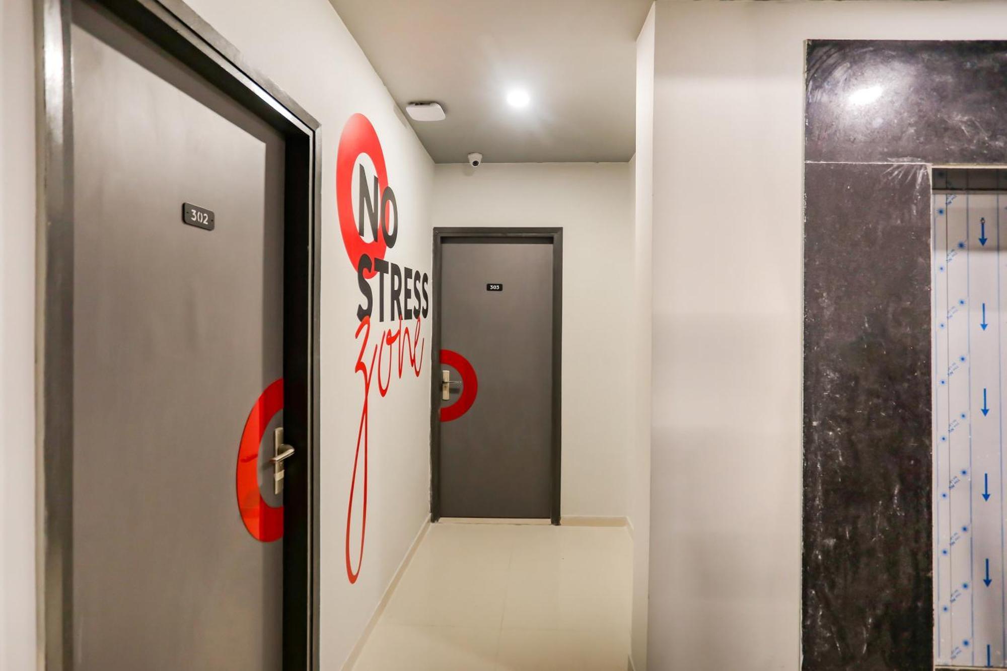 Super Collection O Le Noida Hotel Near Sector 76 Metro Station Bagian luar foto