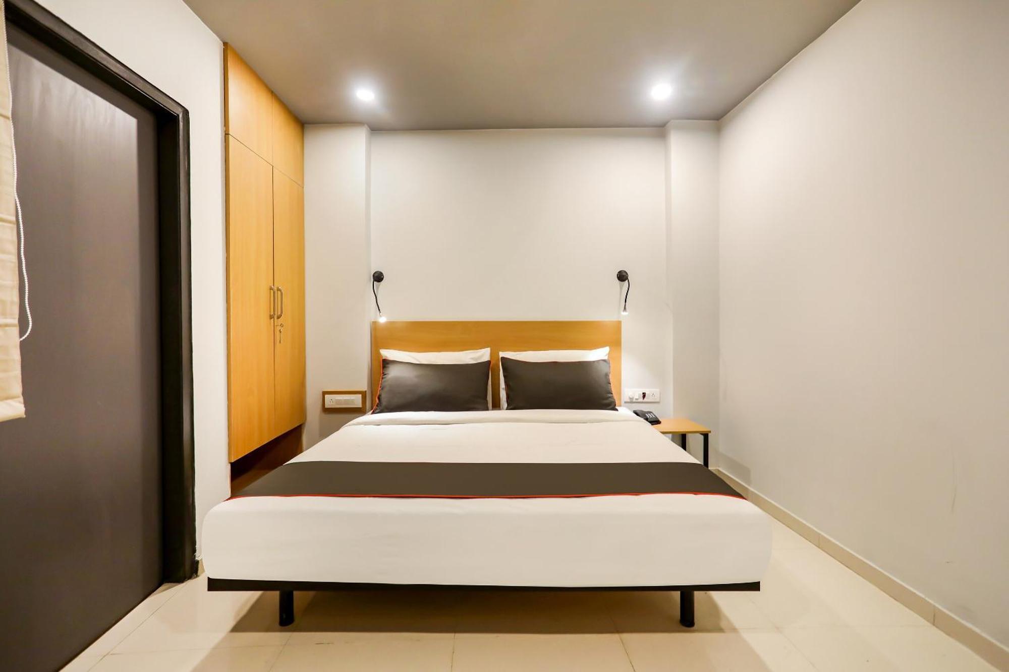 Super Collection O Le Noida Hotel Near Sector 76 Metro Station Bagian luar foto