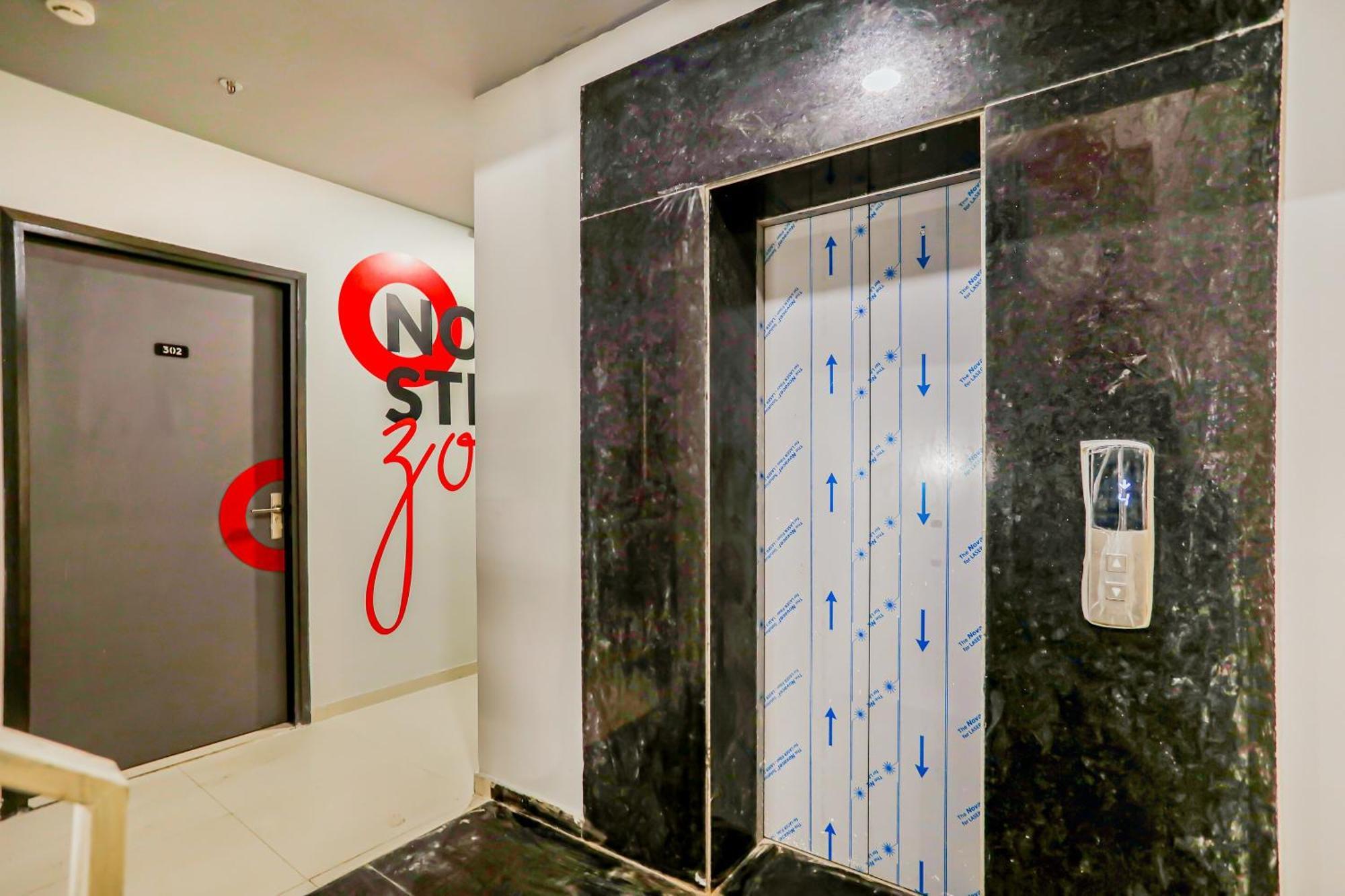 Super Collection O Le Noida Hotel Near Sector 76 Metro Station Bagian luar foto