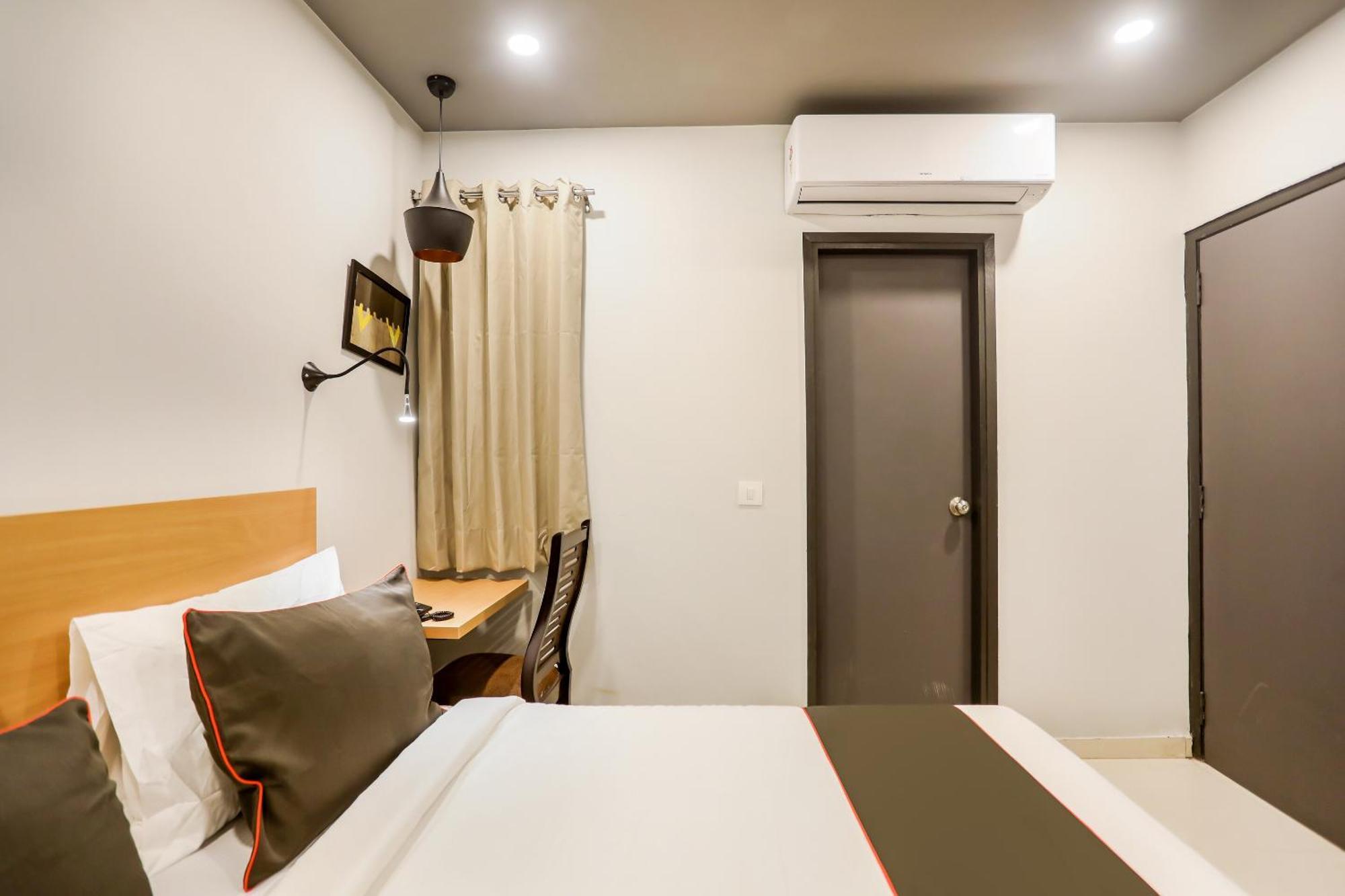 Super Collection O Le Noida Hotel Near Sector 76 Metro Station Bagian luar foto