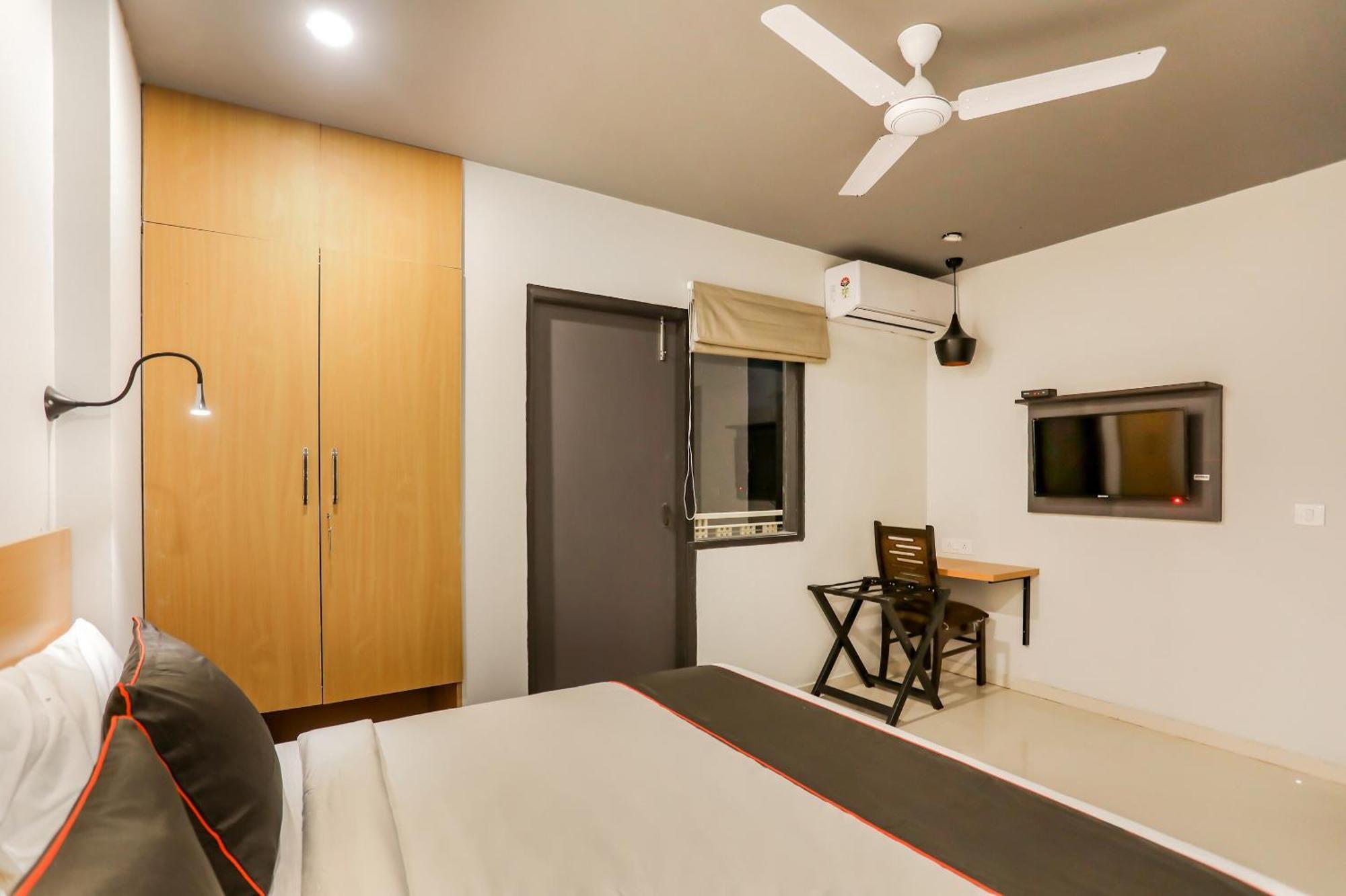 Super Collection O Le Noida Hotel Near Sector 76 Metro Station Bagian luar foto