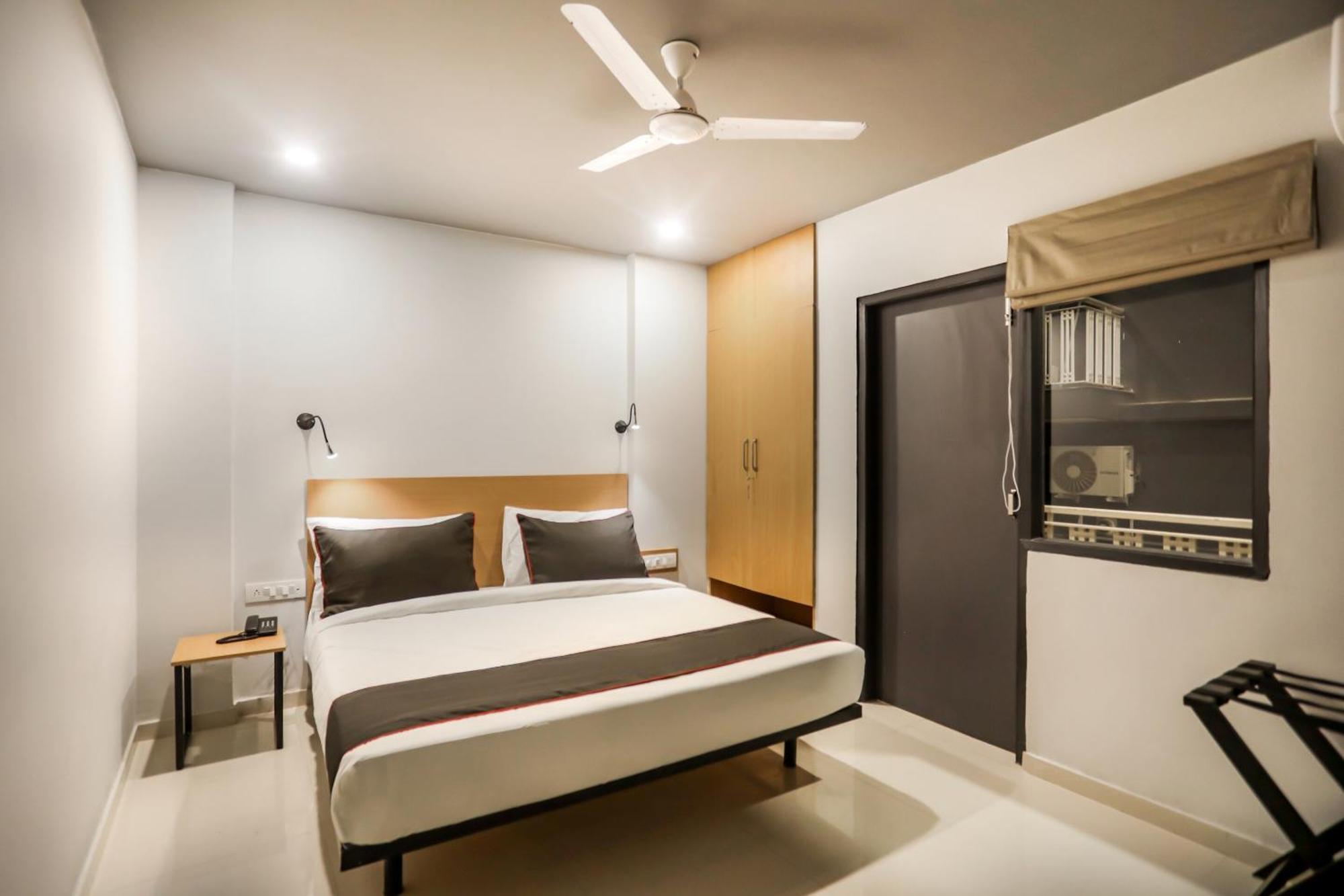Super Collection O Le Noida Hotel Near Sector 76 Metro Station Bagian luar foto