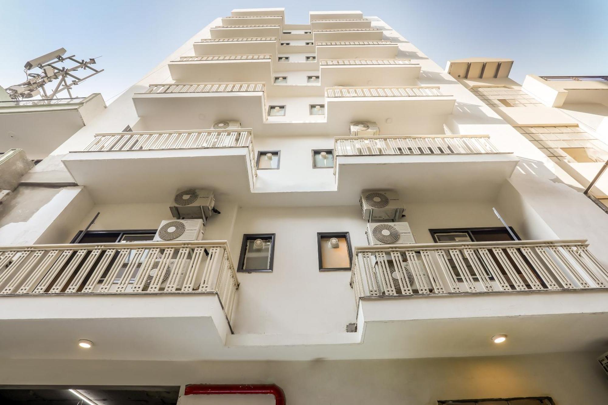 Super Collection O Le Noida Hotel Near Sector 76 Metro Station Bagian luar foto